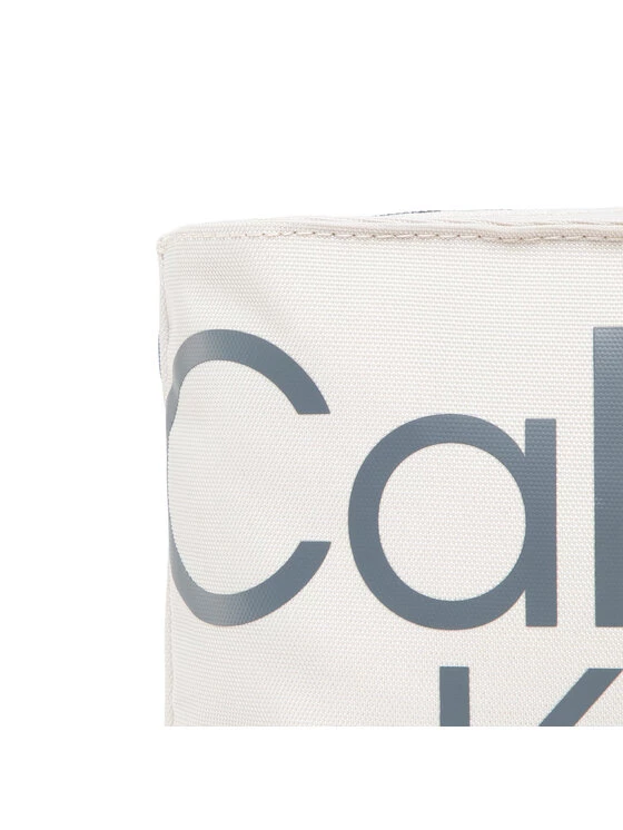 Calvin Klein Jeans Sacoche Sport Essentials Flatpack18 Aop K50K509825 Beige 4 Calvin Klein Jeans Sacoche Sport Essentials Flatpack18 Aop K50K509825 Beige – Image 2